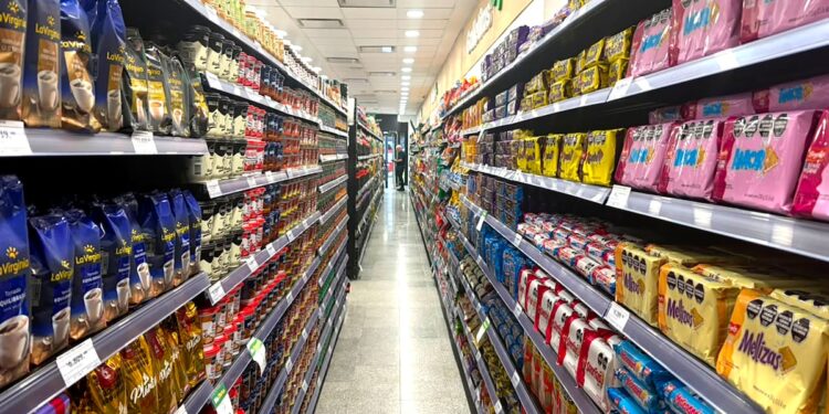 Otra cadena de supermercados se vuelca al formato de cercanía en medio de una fuerte caída del consumo