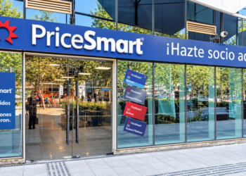 PriceSmart instala su cartel en un centro comercial de Chile y prepara el debut en ese país