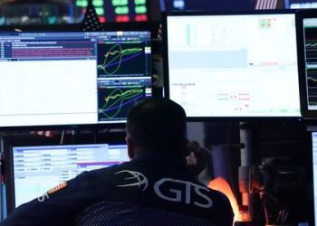 Wall Street cae tras datos que muestran temprano impacto de coronavirus en negocios