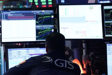 Wall Street cae tras datos que muestran temprano impacto de coronavirus en negocios